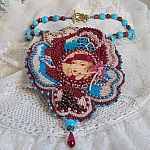 Collier Bel&rsquo;Art brod&eacute; sur une base en su&eacute;dine Bordeaux un cabochon baroque d&rsquo;une femme des ann&eacute;es 1950 en R&eacute;sine &agrave; laquelle s&rsquo;ajoute : perles rondes nacr&eacute;es, chips Grenat, fleurs Lucites et rocailles 